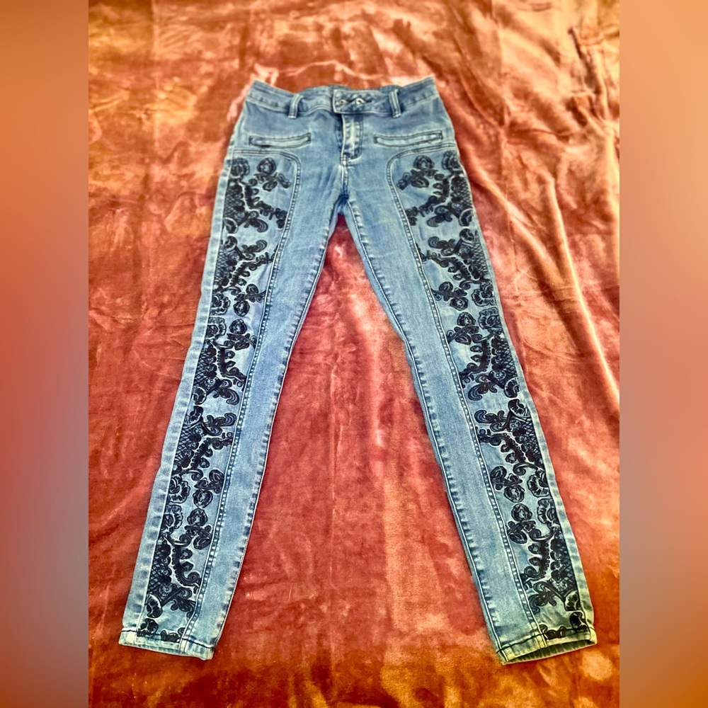 Liebo Embroidered Jeans